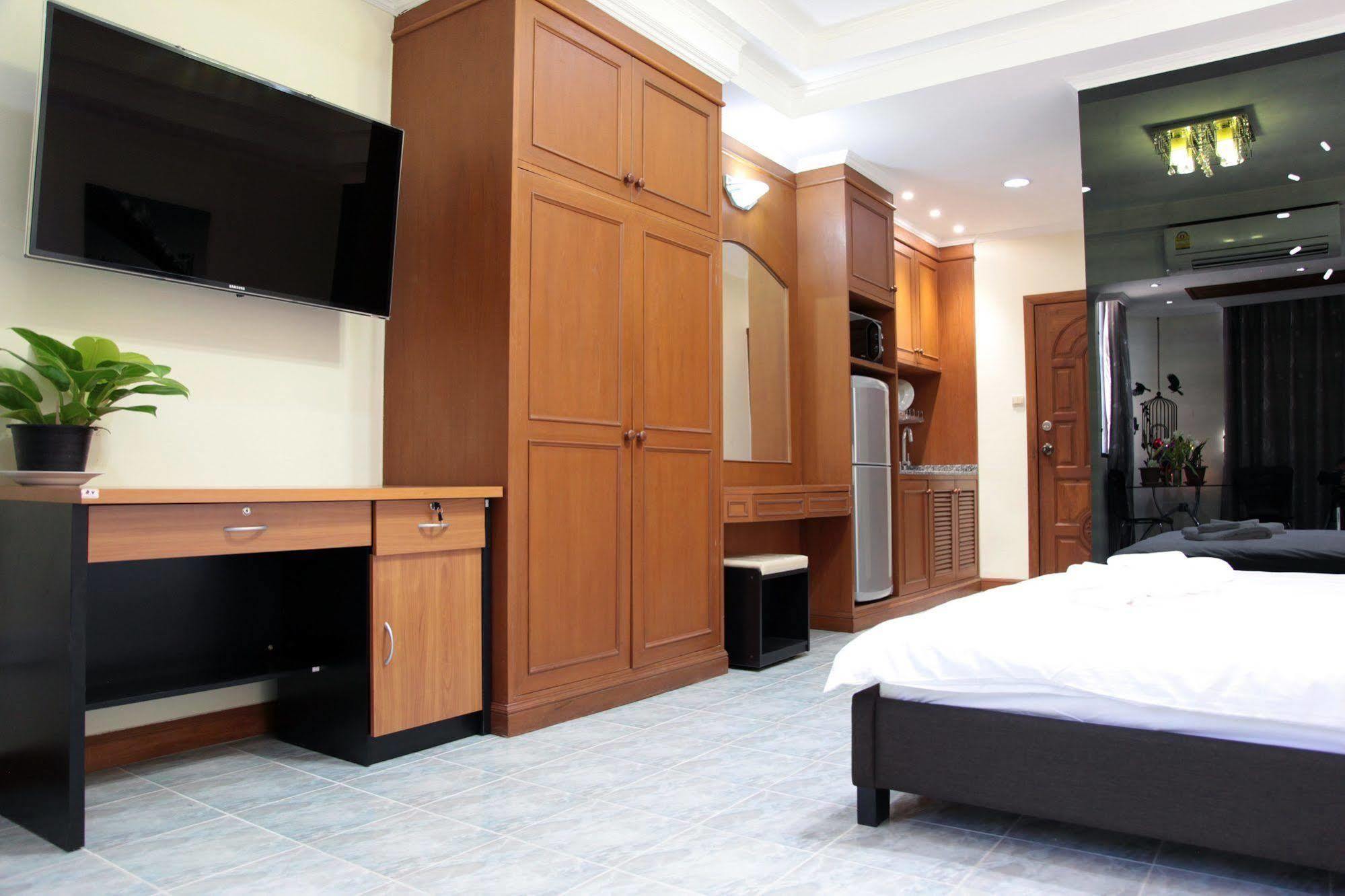 Thepthip Artdeco Studio Pattaya Exteriör bild